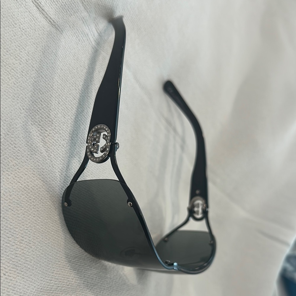 Gucci 2807/S Elegant Black Sunglasses with Logo Embellishment